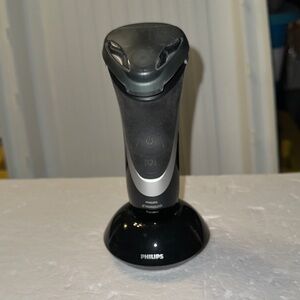 Philips Norelco Aquatec Electric Razor with Charger